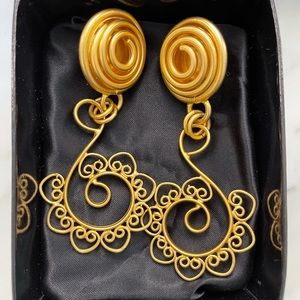 Gold swirl earrings